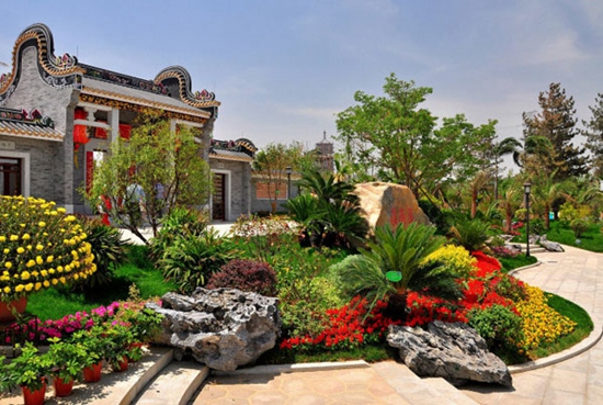 The 9th China International Garden Expo, which opened in Beijing's Fengtai District last Saturday, offers a place where citizens and tourists alike can see miniature replicas of famous buildings from China and around the world on the 500-hectare expo site. Regular cultural activities such as a parade of floats, music and stunt performances are scheduled during the six-month-long event. [Photo: CRIENGLISH.com/Song Xiaofeng] 