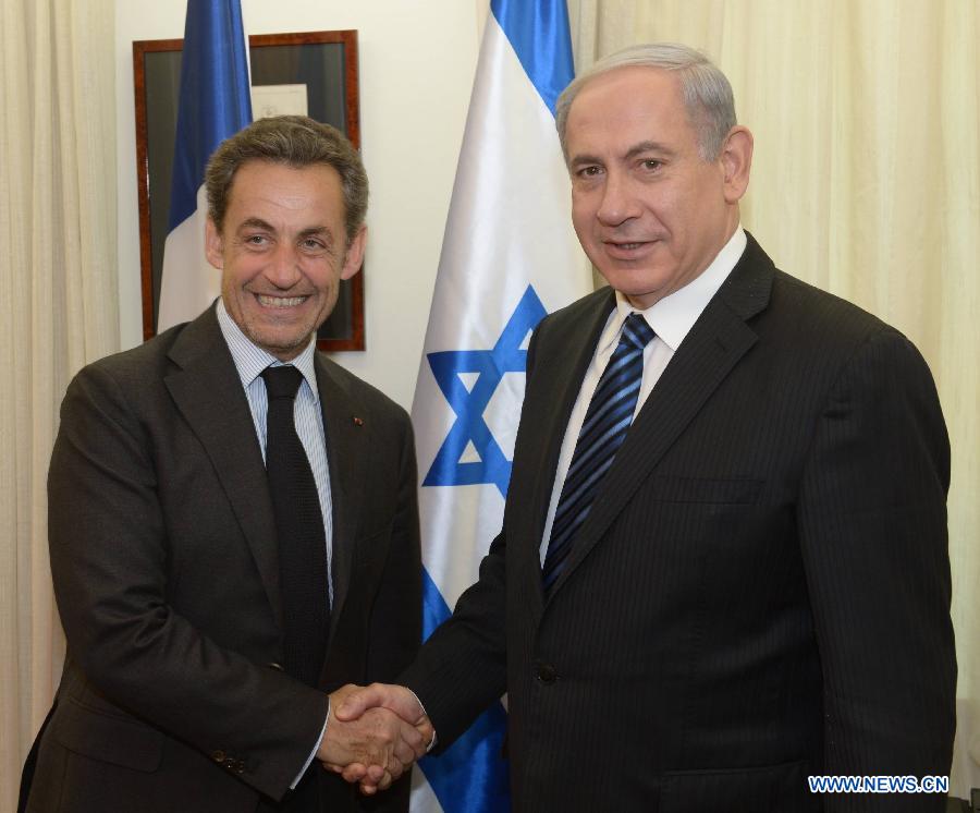 Israeli Prime Minister Benjamin Netanyahu (R) shakes hands with former French president Nicolas Sarkozy during their meeting in Jerusalem on May 23, 2013. (Xinhua/GPO/Amos Ben Gershom) 