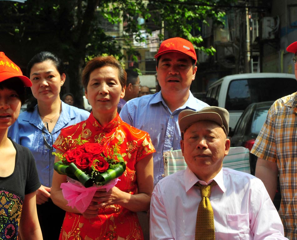 Wang Mingfang and Tang Shaodou finally get their wedding ceremony in Wuhan, Central China's Hubei province. (Photo/ Xinhua)