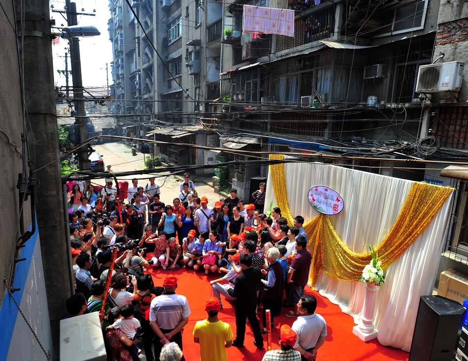 Wang Mingfang and Tang Shaodou finally get their wedding ceremony in Wuhan, Central China's Hubei province. (Photo/ Xinhua) 