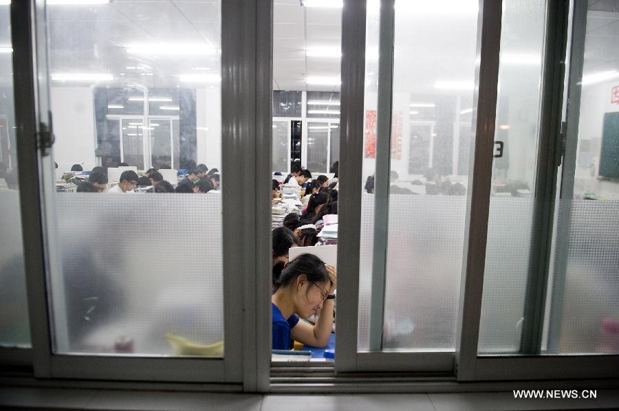 High school students study in classroom at the Jin'an Middle School in Maotanchang Township of Liu'an City, east China's Anhui Province, in the evening on May 23, 2013. This year's college entrance exam, set for June 7 and 8, is approaching. (Xinhua/Guo Chen)