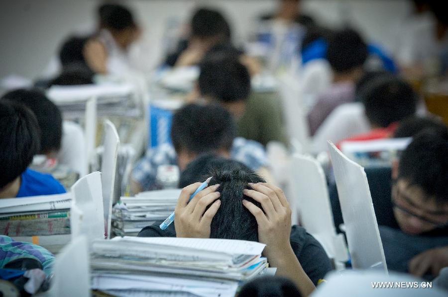 High school students study in classroom at the Jin'an Middle School in Maotanchang Township of Liu'an City, east China's Anhui Province, in the evening on May 23, 2013. This year's college entrance exam, set for June 7 and 8, is approaching. (Xinhua/Guo Chen)