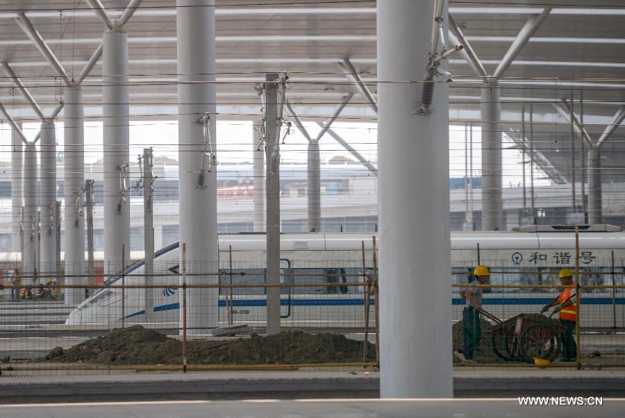 A high-speed train from Nanjing stops at the Hangzhou East Station in Hangzhou, capital of east China's Zhejiang Province, May 24, 2013. High-speed rail lines from Nanjing to Hangzhou and Hangzhou to Ningbo began a month-long trial operations on Friday. (Xinhua/Han Chuanhao)