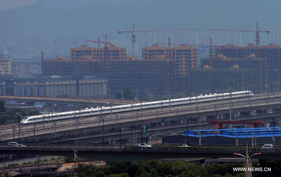 A high-speed train moves on the Nanjing-Hangzhou high-speed railway, east China's Zhejiang Province, May 24, 2013. High-speed rail lines from Nanjing to Hangzhou and Hangzhou to Ningbo began a month-long trial operations on Friday. (Xinhua/Han Chuanhao) 