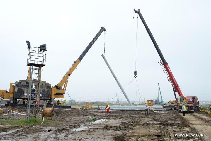 Builders lay the foundations of a castle at the Shanghai Disney Resort in Shanghai, east China, May 24, 2013.(Xinhua/Ren Long)