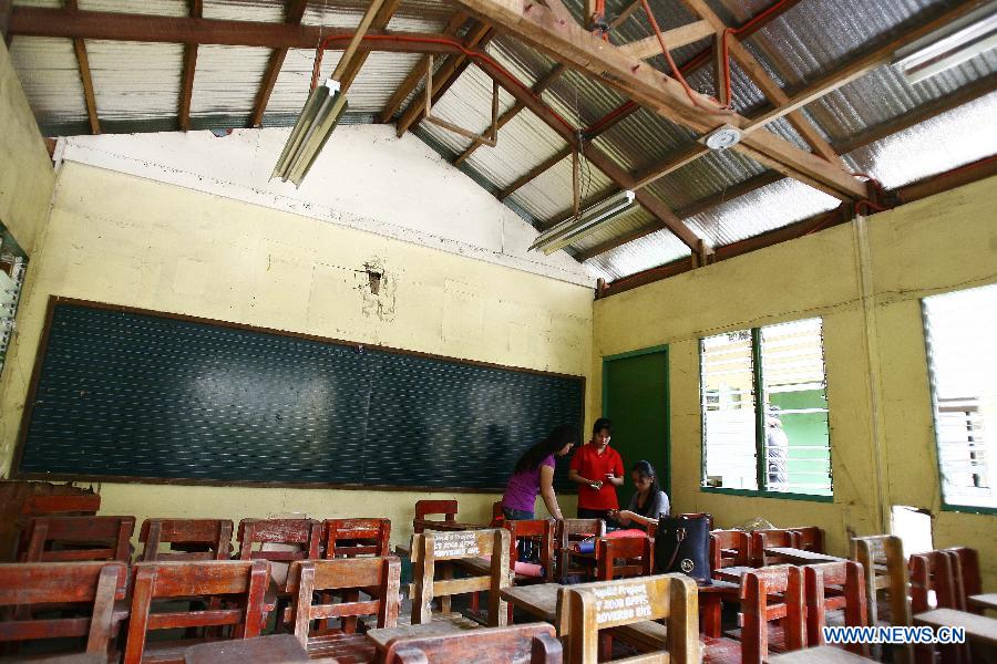 Teachers fix a worn down room to be used for the coming school year in Bagong Silangan Elementary School in Quezon city, Philippines, May 24, 2013. The Department of Education (DepEd) of the Philippines is expecting around 23.8 million students to go into public and private elementary and high schools nationwide for the school year 2013-2014 that starts on June 3. (Xinhua/Rouelle Umali)