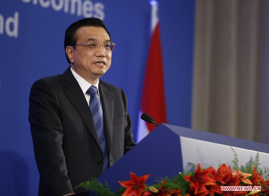 Chinese Premier Li Keqiang gives a speech at a luncheon with business and financial leaders in Zurich, Switzerland, May 24, 2013. (Xinhua/Ju Peng)  