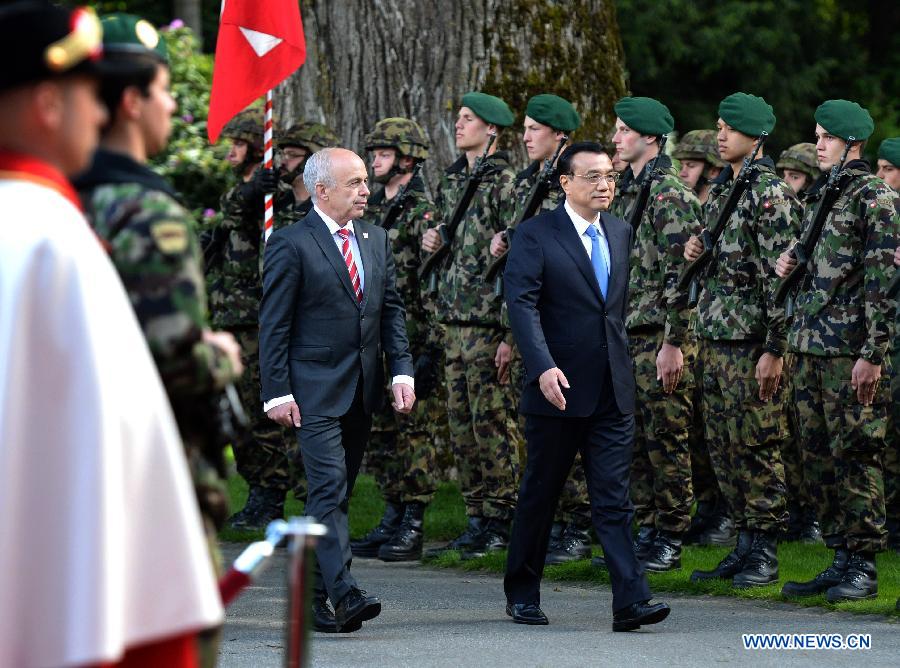 Chinese Premier Li Keqiang (R center) attends a welcome ceremony held by Swiss President Ueli Maurer (L center) in Bern, Switzerland, May 24, 2013. (Xinhua/Ma Zhancheng) 