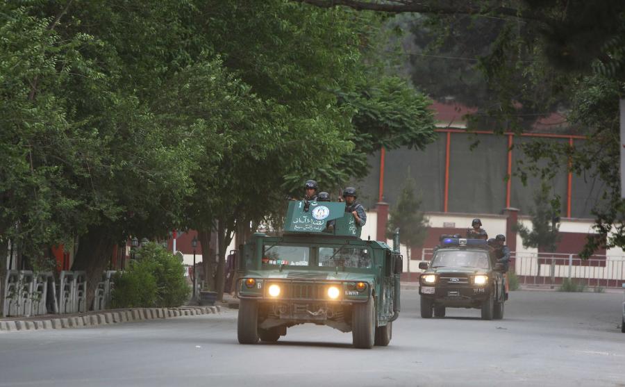 Afghan soldiers arrive at the site of an attack with military vehicles in Kabul, Afghanistan on May 24, 2013. At least two suicide bombers and a policeman were killed and several others wounded on Friday evening when Taliban launched a coordinated attack in central Kabul, a police source said. (Xinhua/Ahmad Massoud) 