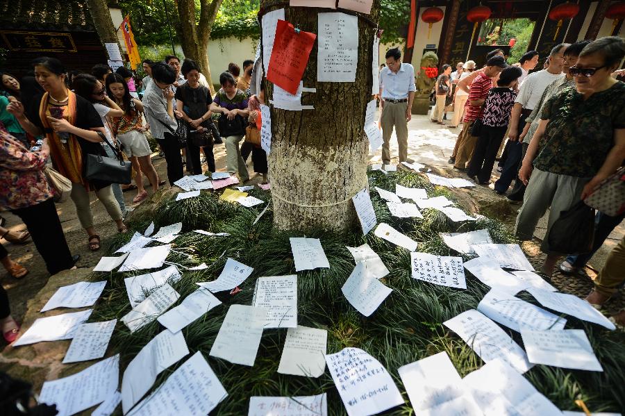 Women take part in a blind date event at Huanglongdong scenic area in Hangzhou, capital of east China's Zhejiang Province, May 25, 2013. The event attracted over 5,000 participants, including both young singles and their parents. (Xinhua/Xu Yu)