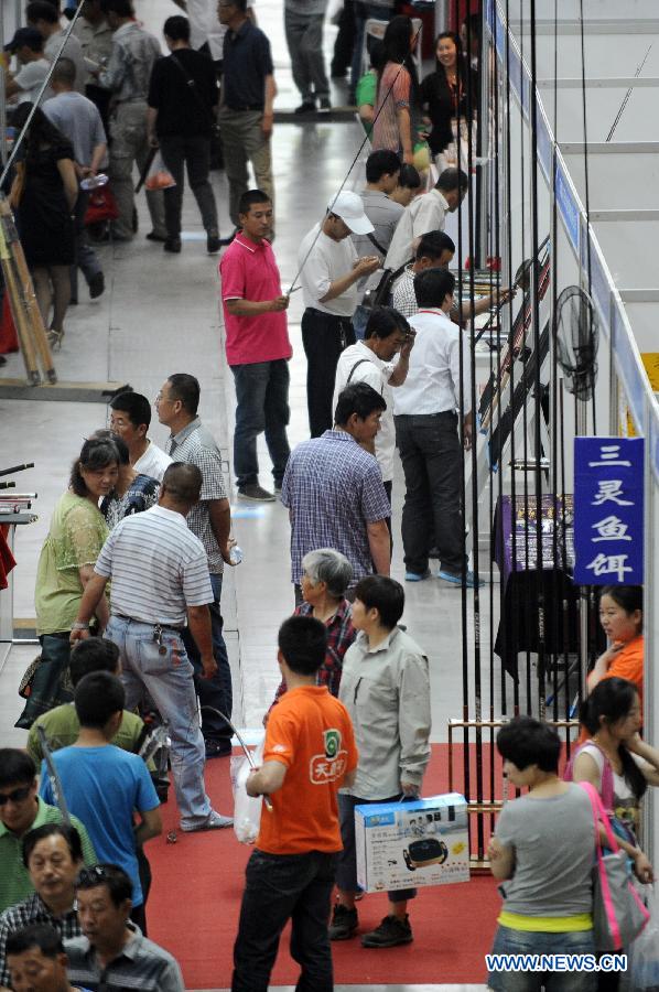 People visit the 3rd Yinchuan fishing gear expo in Yinchuan, capital of northwest China's Ningxia Hui Autonomous Region, May 25, 2013. (Xinhua/Li Ran)