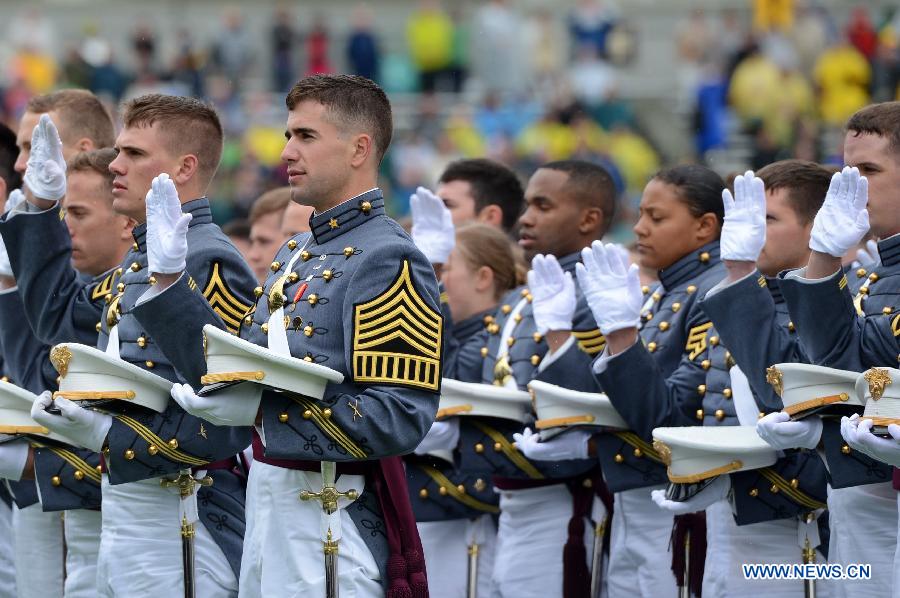 Graduating cadets take their oath during the graduation ceremonies at the United States Military Academy at West Point, New York, the United States, May 25, 2013. 1,007 cadets graduated on Saturday from the famous military academy founded in 1802. (Xinhua/Wang Lei)