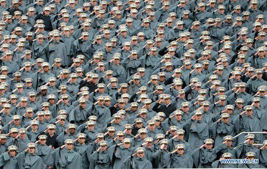 Graduating cadets salute during the graduation ceremonies at the United States Military Academy at West Point, New York, the United States, May 25, 2013. 1,007 cadets graduated on Saturday from the famous military academy founded in 1802. (Xinhua/Wang Lei)