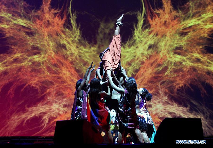 Actors and actresses perform African dance to celebratethe the 50th anniversary of the founding of the Organization for African Unity (OAU), which is now the African Union, at Millennium Hall in Addis Ababa, Ethiopia, May 25, 2013. (Xinhua/Meng Chenguang)