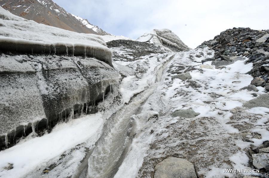 Photo taken on May 25, 2013 shows the No. 12 glacier in Laohugou Valley on the western section of the Qilian Mountain, northwest China's Gansu Province. The No. 12 glacier in Laohugou Valley, the longest glacier in the Qilian Mountain, has presented an apparent shrinkage due to the rising temperature, according to a research made by China Academy of Sciences. (Xinhua/Nie Jianjiang)