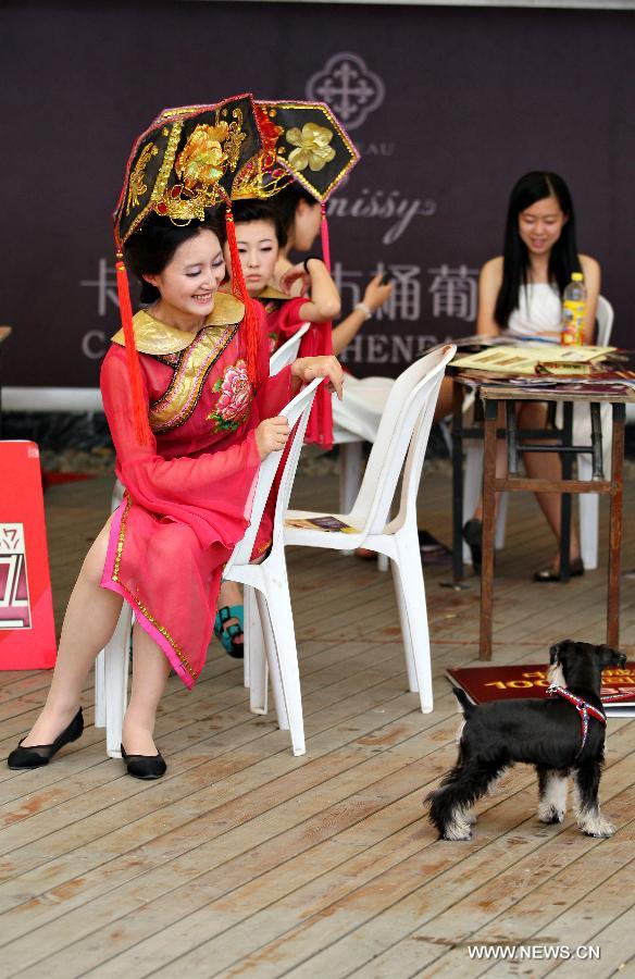 Models wearing ancient costumes take a rest at the 55th house fair in Nantong, east China's Jiangsu Province, May 25, 2013. Eye-catching models highlighted the fair here. (Xinhua/Xu Peiqin) 