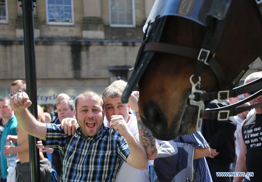 Protestors attend the demonstration against the killing of the British soldier in Newcastle, May 25, 2013. Nearly 2,000 people from around Britain took to the street on Saturday afternoon in Newcastle in northern England. (Xinhua/Yin Gang) 