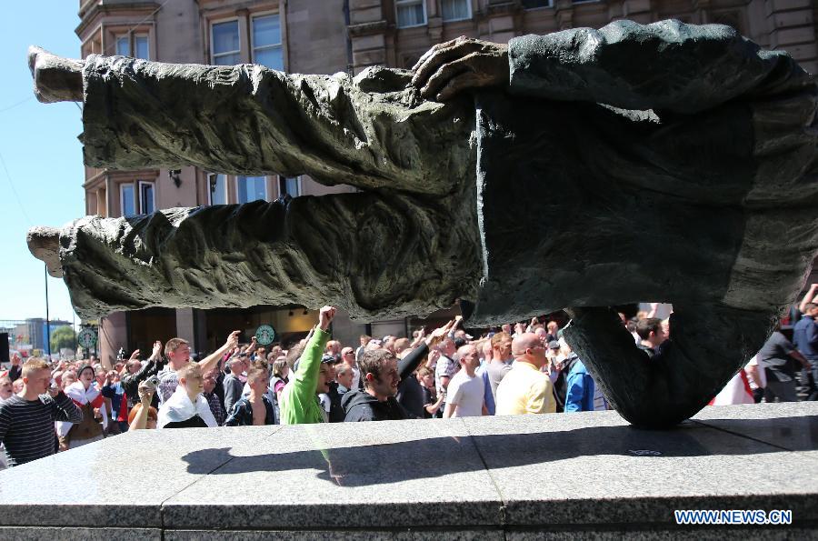 Protestors attend the demonstration against the killing of the British soldier in Newcastle, May 25, 2013. Nearly 2,000 people from around Britain took to the street on Saturday afternoon in Newcastle in northern England. (Xinhua/Yin Gang) 