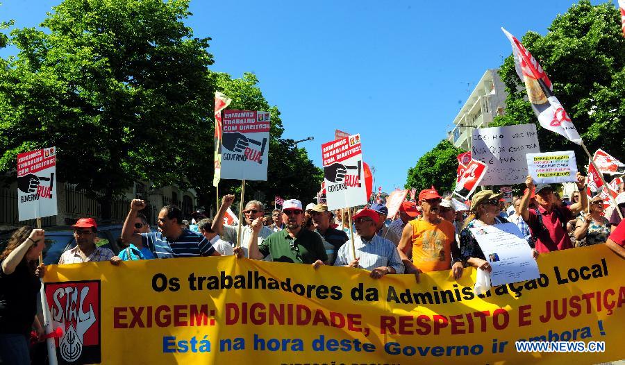 Portuguese demonstrators protest against the government's implementation of tough austerity measures in Lisbon on May 25, 2013. Thousands of Portuguese from cities including capital Lisbon, Porto, Vila Real, Setubal and Sintra gathered in front of the Jeronimos Monastery in Lisbon on Saturday protesting against government's austerity measures in return for the bailout from the troika comprising the European Union, the European Central Bank and the International Monetary Fund. (Xinhua/Zhang Liyun) 