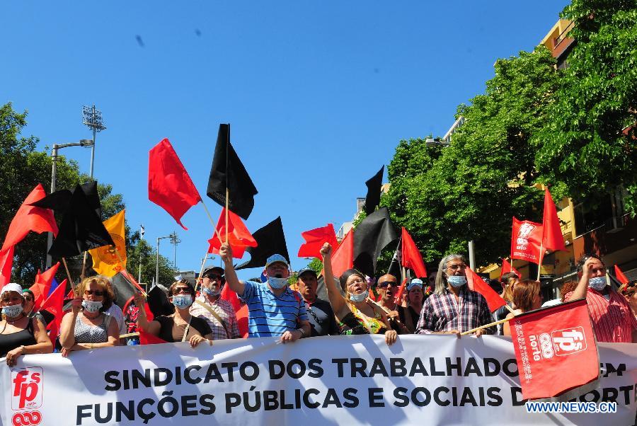 Portuguese demonstrators protest against the government's implementation of tough austerity measures in Lisbon on May 25, 2013. Thousands of Portuguese from cities including capital Lisbon, Porto, Vila Real, Setubal and Sintra gathered in front of the Jeronimos Monastery in Lisbon on Saturday protesting against government's austerity measures in return for the bailout from the troika comprising the European Union, the European Central Bank and the International Monetary Fund. (Xinhua/Zhang Liyun) 