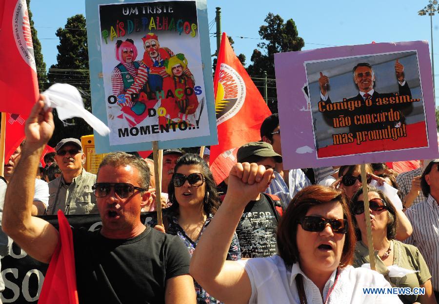 Portuguese demonstrators protest against the government's implementation of tough austerity measures in Lisbon on May 25, 2013. Thousands of Portuguese from cities including capital Lisbon, Porto, Vila Real, Setubal and Sintra gathered in front of the Jeronimos Monastery in Lisbon on Saturday protesting against government's austerity measures in return for the bailout from the troika comprising the European Union, the European Central Bank and the International Monetary Fund. (Xinhua/Zhang Liyun) 