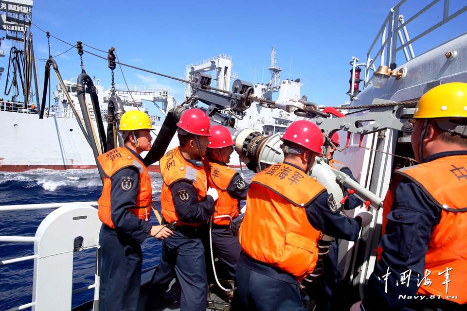 The far-sea training taskforce under the East China Sea Fleet of the Navy of the Chinese People's Liberation Army (PLA) conducted an offence-and-defense drill in the waters of the west Pacific Ocean on May 11, 2013. (navy.81.cn/Hu Kaibing, Lin Xiaoying)