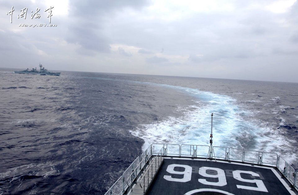 The far-sea training taskforce under the East China Sea Fleet of the Navy of the Chinese People's Liberation Army (PLA) conducted an offence-and-defense drill in the waters of the west Pacific Ocean on May 11, 2013. (navy.81.cn/Hu Kaibing, Lin Xiaoying)