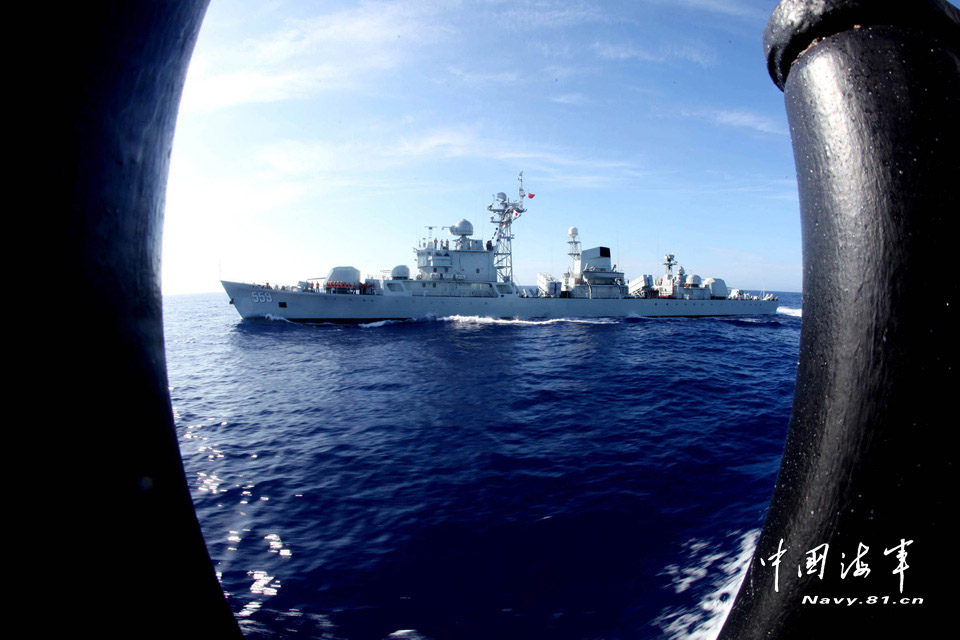 The far-sea training taskforce under the East China Sea Fleet of the Navy of the Chinese People's Liberation Army (PLA) conducted an offence-and-defense drill in the waters of the west Pacific Ocean on May 11, 2013. (navy.81.cn/Hu Kaibing, Lin Xiaoying)