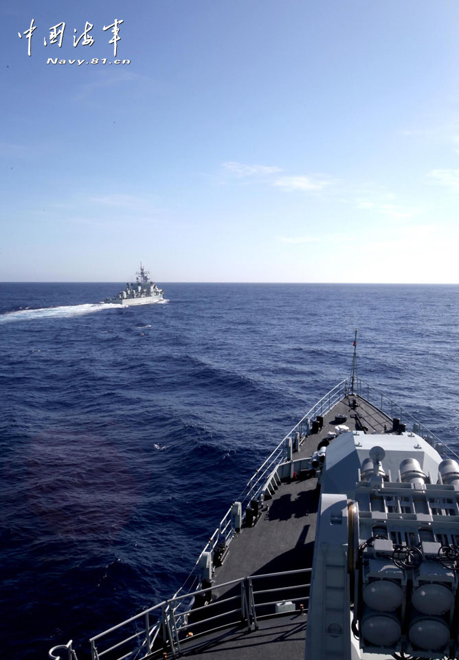 The far-sea training taskforce under the East China Sea Fleet of the Navy of the Chinese People's Liberation Army (PLA) conducted an offence-and-defense drill in the waters of the west Pacific Ocean on May 11, 2013. (navy.81.cn/Hu Kaibing, Lin Xiaoying)