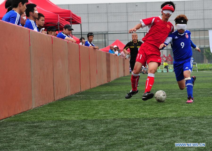 Wang Yafeng (L) of China vies with Kato Kento of Japan during the final match of IBSA Futsal B1 Asian Championships in Beijing, capital of China, on May 26, 2013. China won 3-2 to claim the title. (Xinhua/He Changshan)