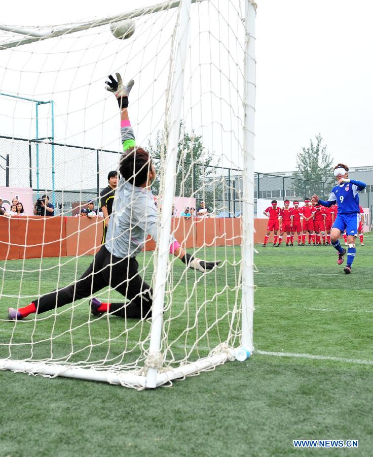 Kato Kento (R) of Japan kicks a penalty during the final match of IBSA Futsal B1 Asian Championships against China in Beijing, capital of China, on May 26, 2013. China won 3-2 to claim the title. (Xinhua/He Changshan)