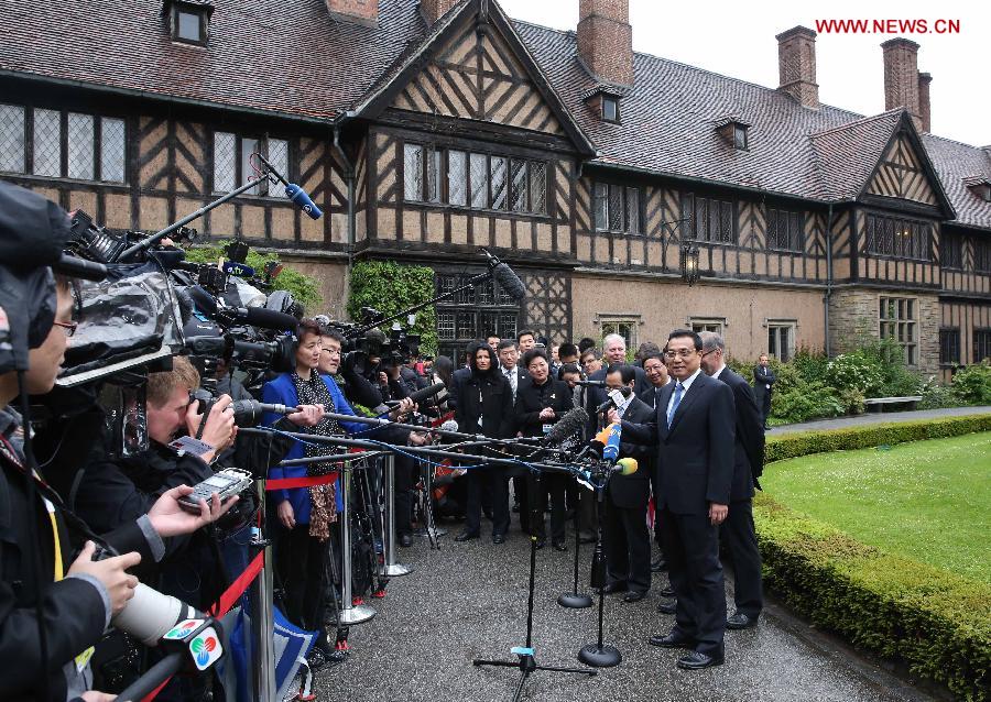 Chinese Premier Li Keqiang (front R) makes a speech after visiting the Cecilienhof Palace in Potsdam, capital of Germany's Brandenburg state, where the Potsdam Proclamation was issued in 1945, May 26, 2013. Li Keqiang arrived in Germany late Saturday for an official visit to Germany. (Xinhua/Pang Xinglei)