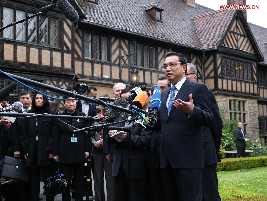 Chinese Premier Li Keqiang (front R) makes a speech after visiting the Cecilienhof Palace in Potsdam, capital of Germany's Brandenburg state, where the Potsdam Proclamation was issued in 1945, May 26, 2013. Li Keqiang arrived in Germany late Saturday for an official visit. (Xinhua/Pang Xinglei)