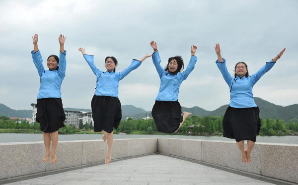 Graduates pose for a group photo at Zhejiang Agriculture and Farming University in Hangzhou, capital of East China's Zhejiang province, May 26, 2013. [Photo/Xinhua]