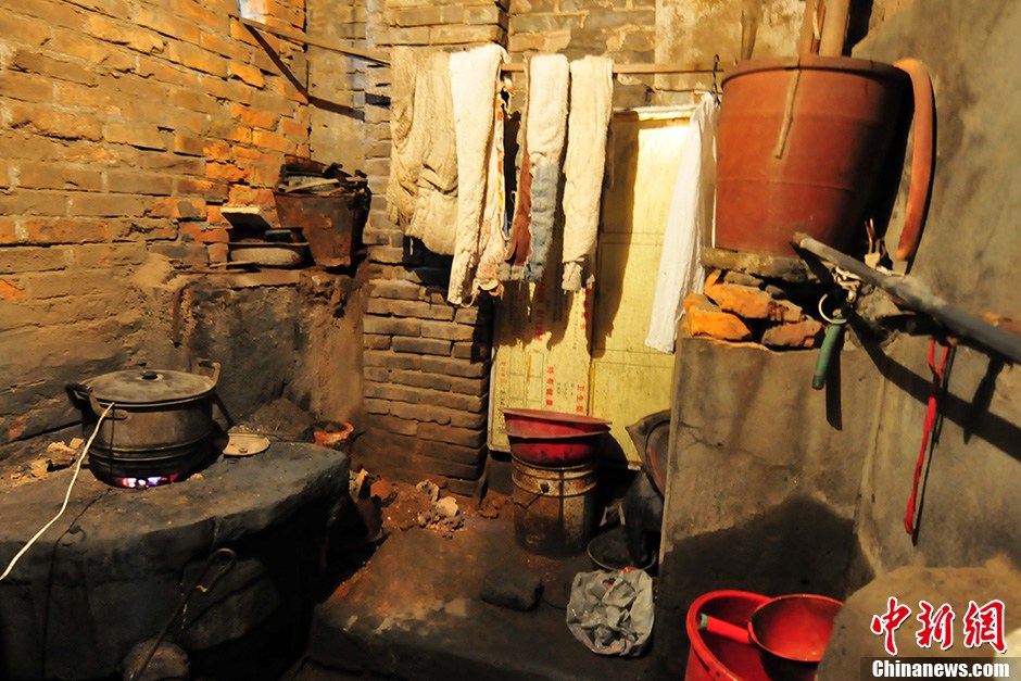 The barbershop still uses the old hairdressing tools and methods to wash hair—they pour water into a bucket on the wall and let the water flow through a rubber tube into an enamel basin--exactly how customers had their hair washed in a barber shop in 1980s. （Photo/Chinanews）