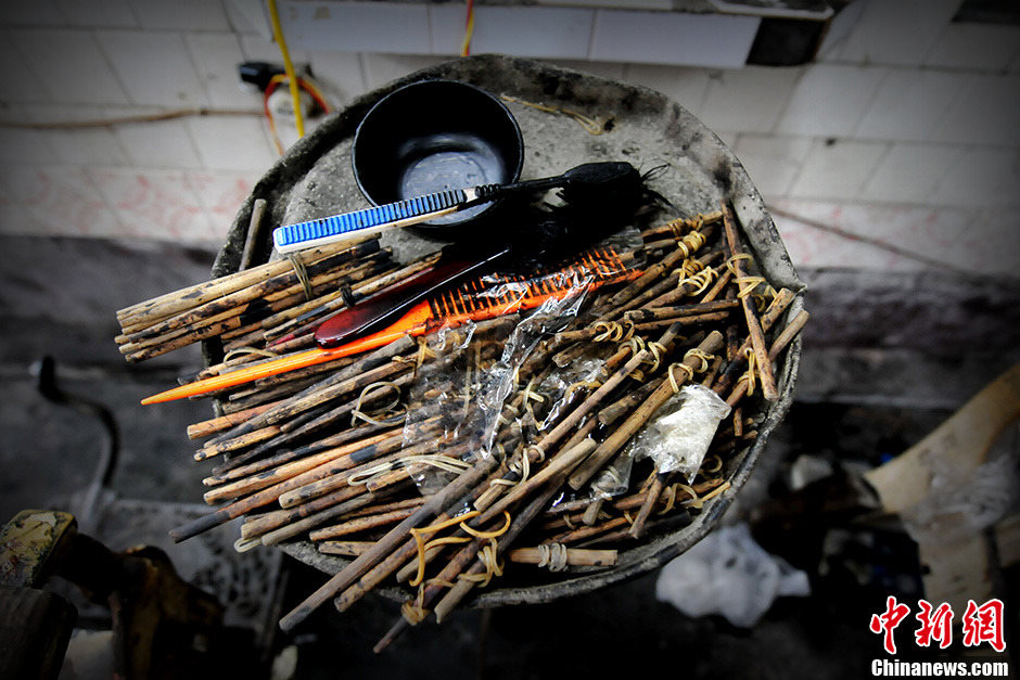 Chen Shuiping, a 59-year-old barber, dyes hair using old tools at Tating barbershop in Fuzhou city, capital of East China's Fujian province. （Photo/Chinanews）