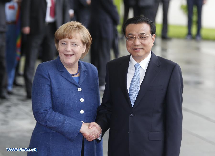 Chinese Premier Li Keqiang (R) attends a welcoming ceremony held by German Chancellor Angela Merkel in Berlin, capital of German, May 26, 2013. (Xinhua/Ju Peng)