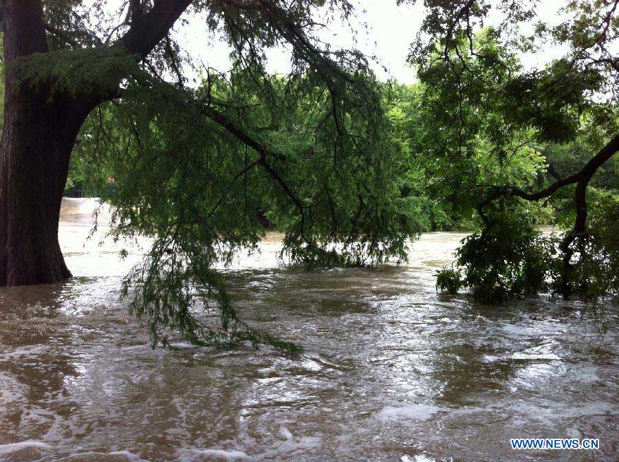 Photo taken on May 25, 2013 shows rains flood the U.S. city of San Antonio, Texas. Torrential rains flooded the U.S. city of San Antonio, Texas, on Saturday, leaving two people dead and more than 200 stranded in cars and homes. (Xinhua/Yan Bo) 