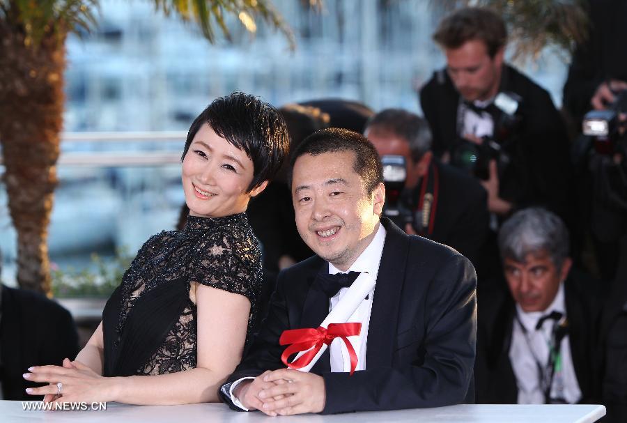 Chinese director Jia Zhangke (R) and his wife, actress Zhao Tao pose during a photocall after being awarded with "Best Screenplay" for the film "Tian Zhu Ding (A Touch of Sin)" at the 66th Cannes Film Festival in Cannes, France, on May 26, 2013. The festival ended here on Sunday night. (Xinhua/Gao Jing)