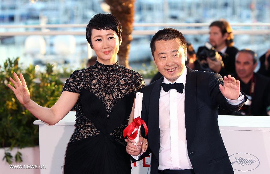 Chinese director Jia Zhangke (R) and his wife, actress Zhao Tao pose during a photocall after being awarded with "Best Screenplay" for the film "Tian Zhu Ding (A Touch of Sin)" at the 66th Cannes Film Festival in Cannes, France, on May 26, 2013. The festival ended here on Sunday night. (Xinhua/Gao Jing) 