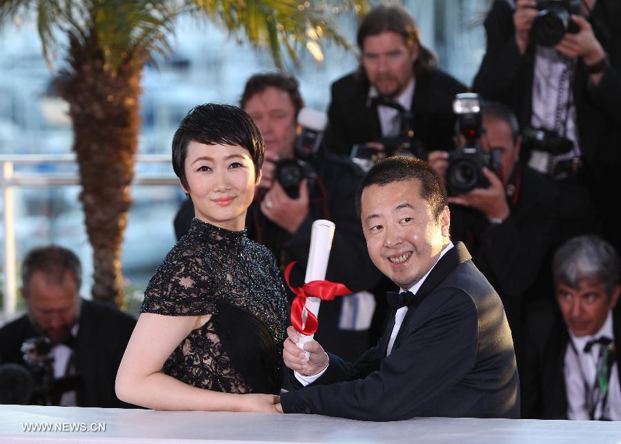 Chinese director Jia Zhangke (R) and his wife, actress Zhao Tao pose during a photocall after being awarded with "Best Screenplay" for the film "Tian Zhu Ding (A Touch of Sin)" at the 66th Cannes Film Festival in Cannes, France, on May 26, 2013. The festival ended here on Sunday night. (Xinhua/Gao Jing) 