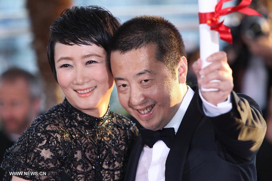 Chinese director Jia Zhangke (R) and his wife, actress Zhao Tao pose during a photocall after being awarded with "Best Screenplay" for the film "Tian Zhu Ding (A Touch of Sin)" at the 66th Cannes Film Festival in Cannes, France, on May 26, 2013. The festival ended here on Sunday night. (Xinhua/Gao Jing) 