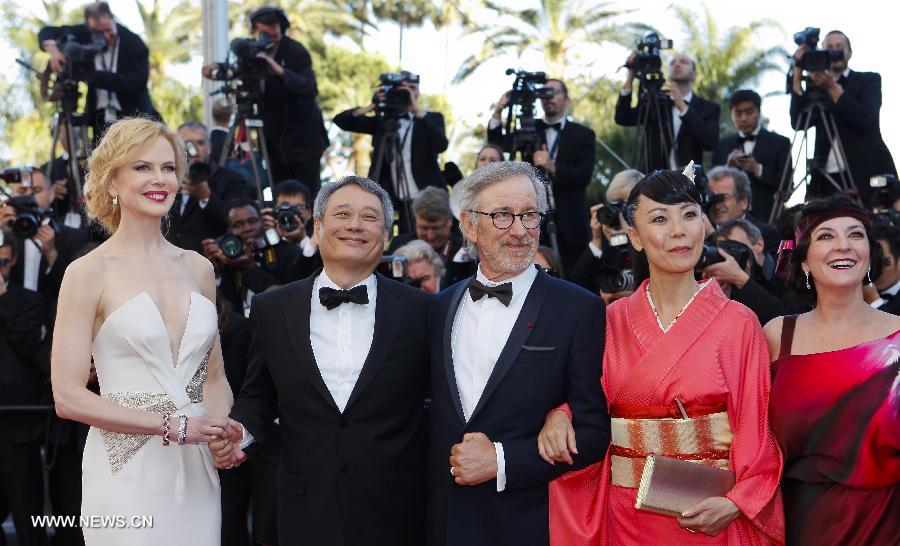 Actress Nicole Kidman (1st L), director Ang Lee (2nd L) and director Steven Spielberg (3rd L) attend the closing ceremony of the 66th Cannes Film Festival with other Competition jury members in Cannes, France, on May 26, 2013. (Xinhua/Zhou Lei) 