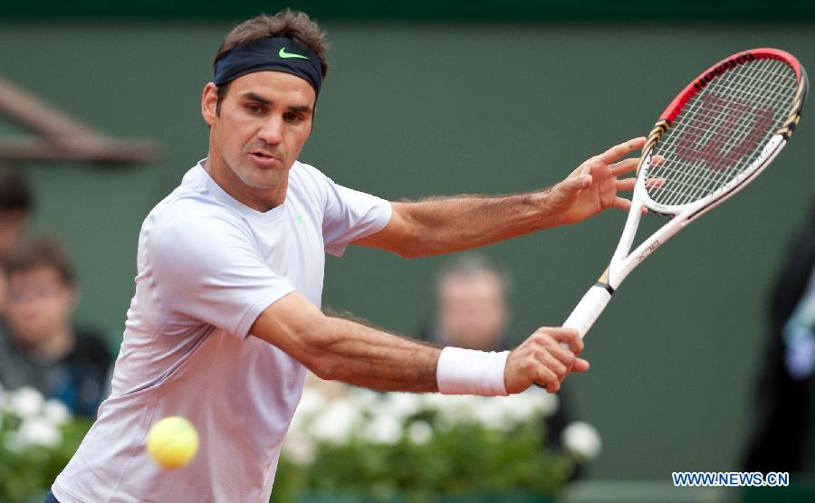 Roger Federer of Switzerland greetings to crowds after winning his men's singles first round match against Pablo Carreno-Busta of Spain during the 2013 French Open tennis tournament at Roland Garros in Paris, France, on May 26, 2013. Roger Federer won 3-0. (Xinhua/Bai Xue)