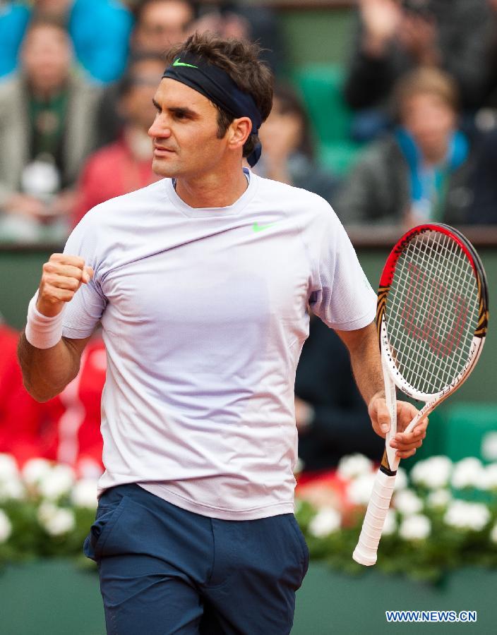 Roger Federer of Switzerland greetings to crowds after winning his men's singles first round match against Pablo Carreno-Busta of Spain during the 2013 French Open tennis tournament at Roland Garros in Paris, France, on May 26, 2013. Roger Federer won 3-0. (Xinhua/Bai Xue)