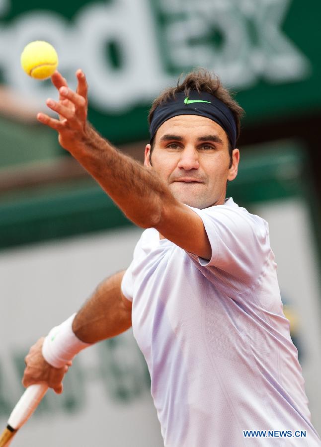 Roger Federer of Switzerland greetings to crowds after winning his men's singles first round match against Pablo Carreno-Busta of Spain during the 2013 French Open tennis tournament at Roland Garros in Paris, France, on May 26, 2013. Roger Federer won 3-0. (Xinhua/Bai Xue)