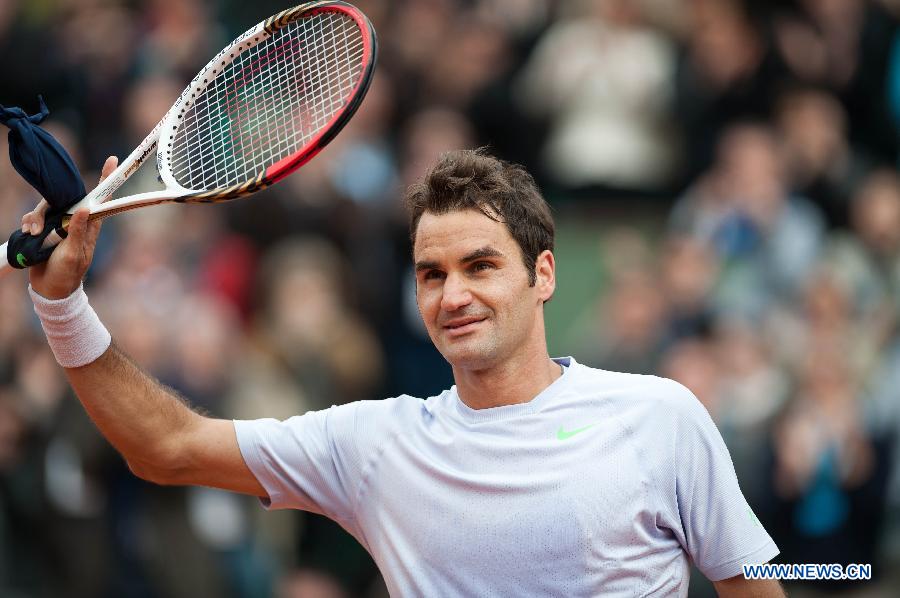 Roger Federer of Switzerland greetings to crowds after winning his men's singles first round match against Pablo Carreno-Busta of Spain during the 2013 French Open tennis tournament at Roland Garros in Paris, France, on May 26, 2013. Roger Federer won 3-0. (Xinhua/Bai Xue)