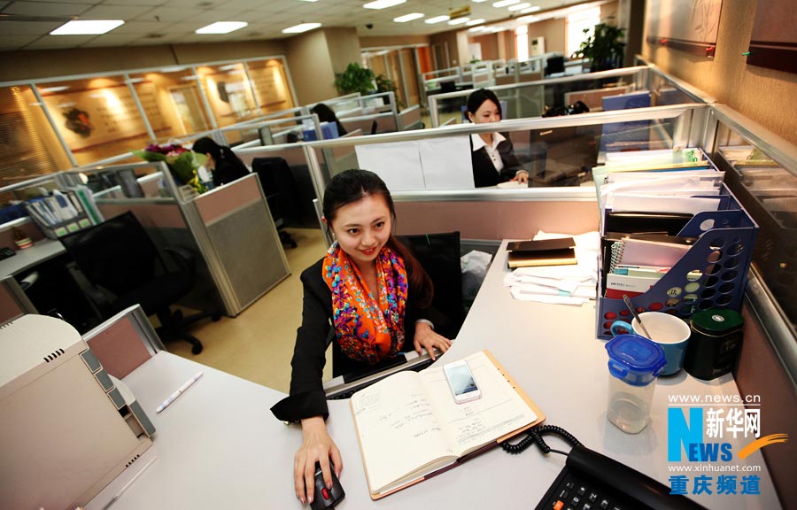 Li Siman deals with work in the bank. (Photo/Xinhua)