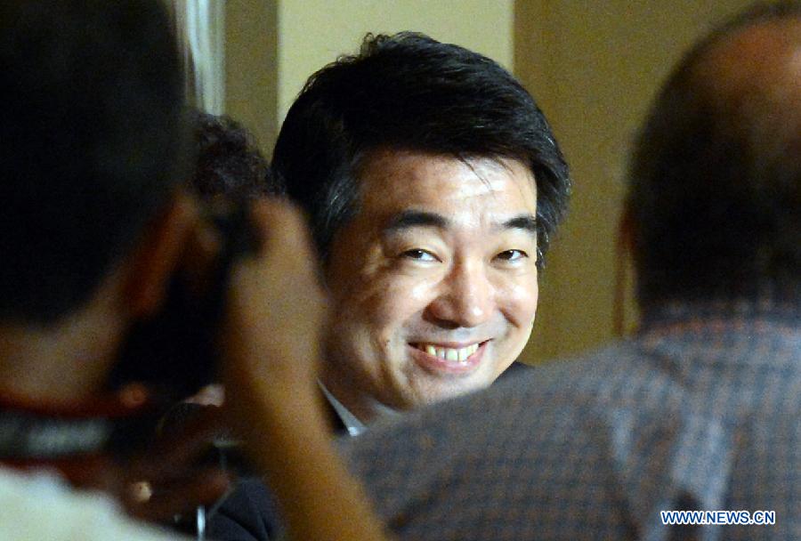 Osaka Mayor Toru Hashimoto (C) reacts during a press conference at the Foreign Correspondents' Club of Japan in Tokyo, May 27, 2013. Toru Hashimoto on Monday denied his remarks on wartime so-called "comfort women" at Foreign Correspondents' Club of Japan, saying it was not his intention at all to say women who were used as sexual slaves during wartime are necessary. (Xinhua/Ma Ping)  