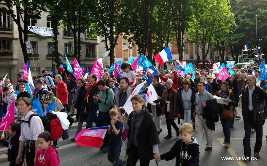 People protest against the France's new gay marriage law in Paris, France, on May 26, 2013.(Xinhua/Zheng Suchun) 